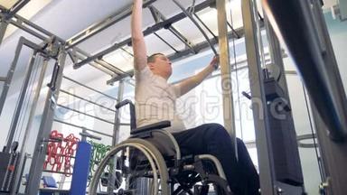 轮椅残疾人举重训练过程